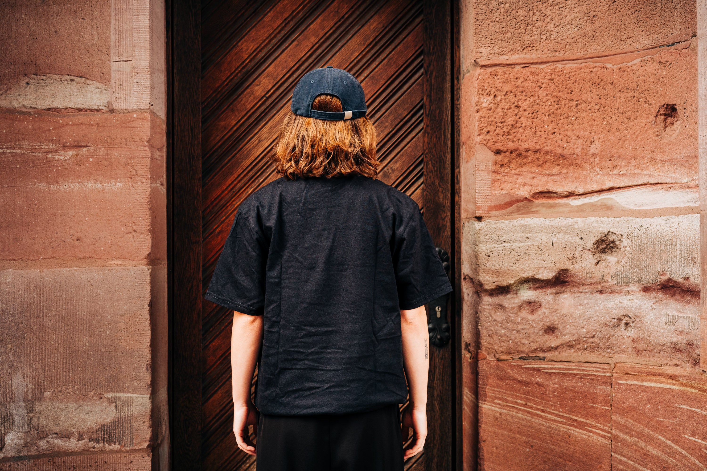 schwarzes t-shirt mit stick