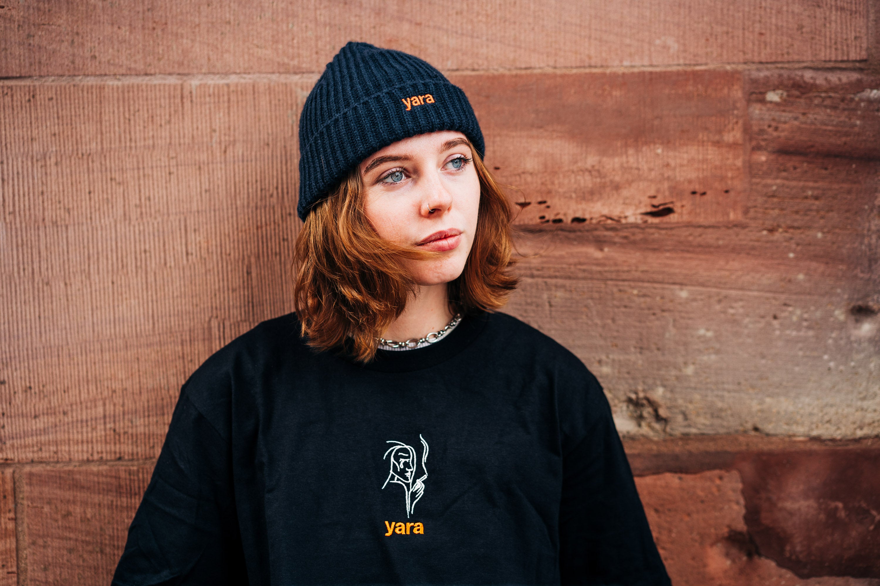 schwarzes t-shirt mit stick